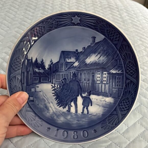 Vintage Royal Copenhagen 1880 collectible Christmas plate - Picture 4 of 4